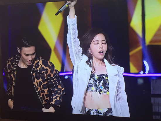 湖南跨年张靓颖海豚音再现 汪涵老婆生子后首秀