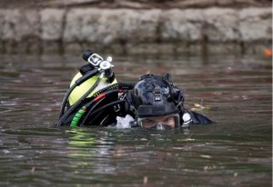 加州枪案 FBI湖中潜水搜证 男嫌朋友承认做炸弹