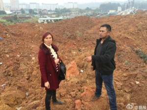 夫妻来滑坡现场寻找工友：平时每栋厂房100名员工