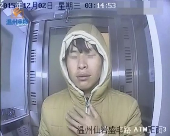 温州“纠结男”拿铁锤狂砸ATM机 大秀内心戏(图)