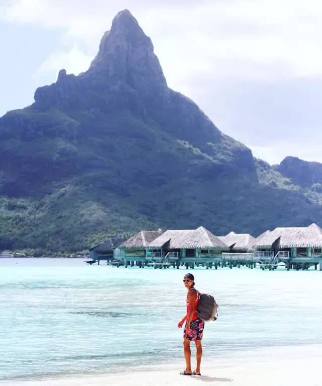 他25岁就成千万富翁,然后卖掉一切全家玩去了