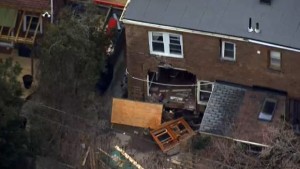 邻居修房惊现大裂口 华裔家庭有家难回