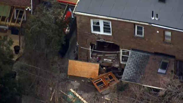 邻居修房惊现大裂口 华裔家庭有家难回