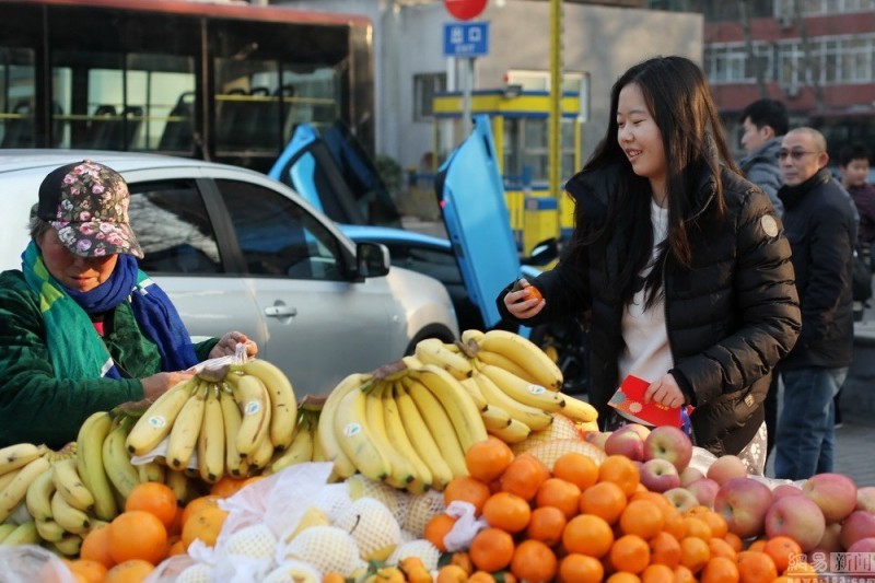炫富?炒作?90后驾超跑街头给环卫工发红包(图)