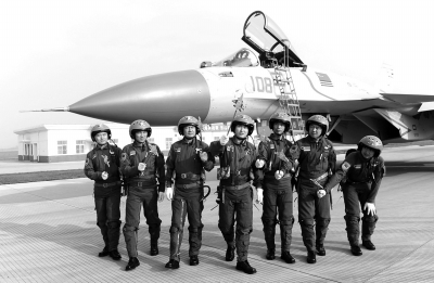 军报曝辽宁舰最新动态 首位女士官长身份公开(图)