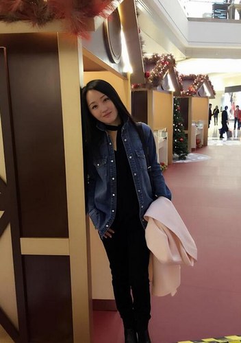 44岁杨钰莹甜美靠圣诞屋 称生活需要童话(图)