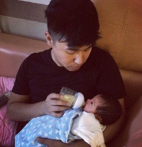 欧弟为女儿"喂奶"照曝光 网友:满满的都是爱(图)