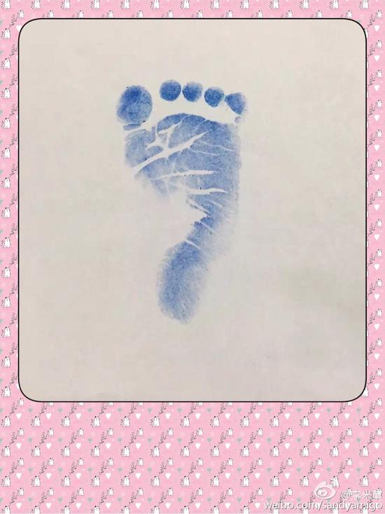 欧弟当爸爸晒女儿脚印 娇妻阵痛12小时(图)