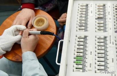 成都一女子因和男友接吻过敏 选择换男友(图)