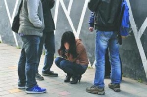 悲剧！男子防妻网恋装GPS 发现妻子已经出轨(图)