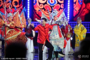 六小龄童郑州登台耍金箍棒 灵活再现猴王风采(图)