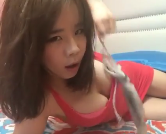 性感网红拍大尺度视频, 竟把鱿鱼塞进胸部(图)