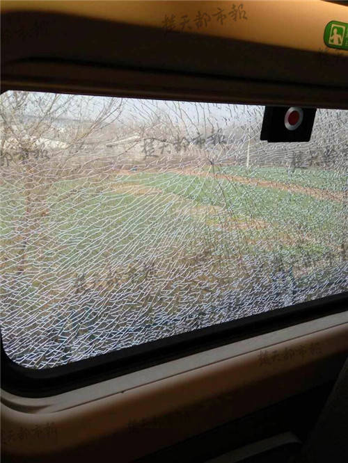 又是熊孩子!铁轨上放石子逼停两列动车(图)