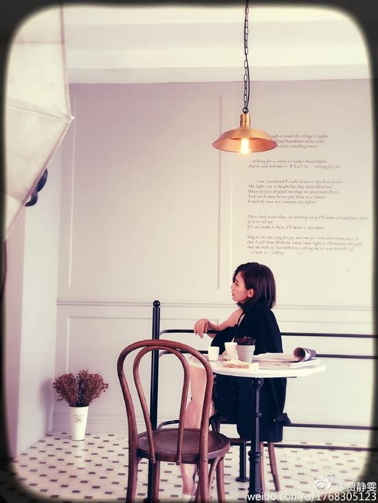 贾静雯带女儿工作 咘咘大眼小脸呆萌可爱(组图)