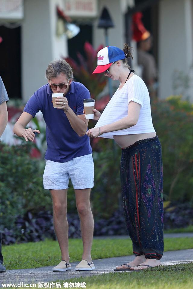 一孕傻三年?安妮·海瑟薇挺着肚子当街撩衣露肚皮