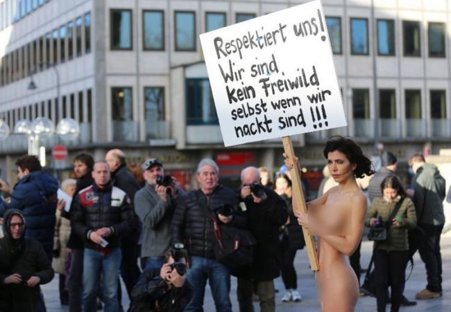 女艺术家科隆大教堂前脱光 抗议难民性侵(图)