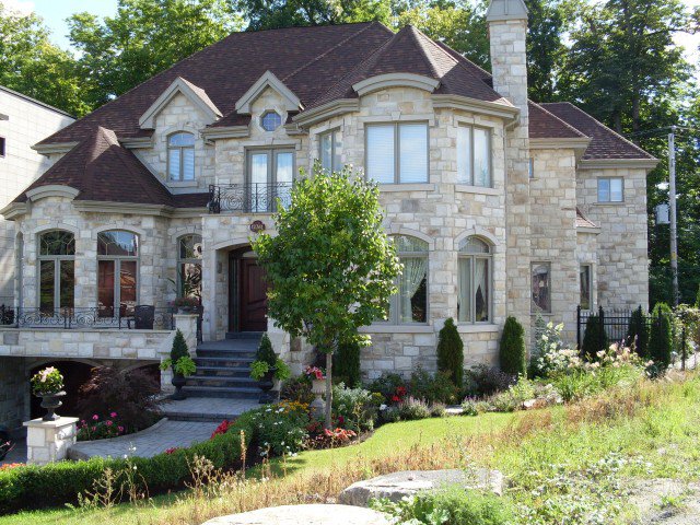 4千呎大宅一片狼藉:华人这是疼孩子?