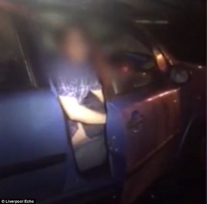 恶作剧男假扮警察 "临检"暗夜车震男女(组图)