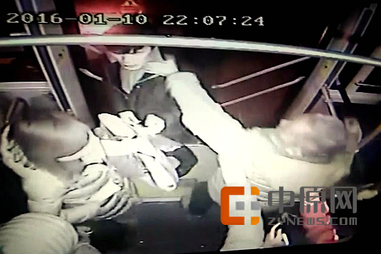 猥琐男公交上性骚扰2女 大爷怒揍:耍什么流氓(图)
