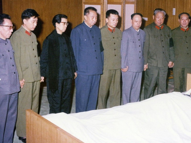 胡绩伟暗下黑手:一张照片压垮华国锋(图)