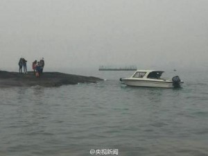 游客登礁石拍鼓浪屿 拍完照发现路已消失(组图)