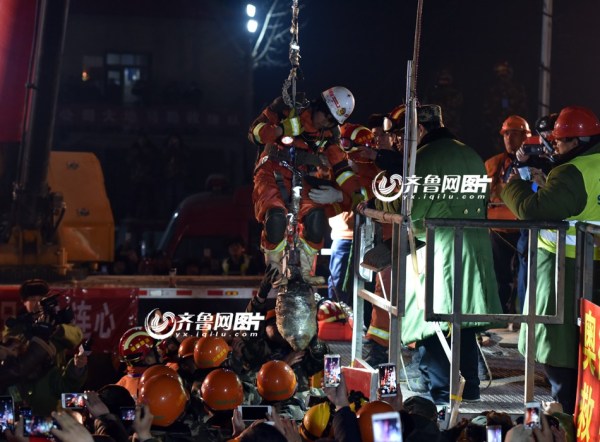 山东矿工被困20天以为被放弃大哭: 你们就直说吧