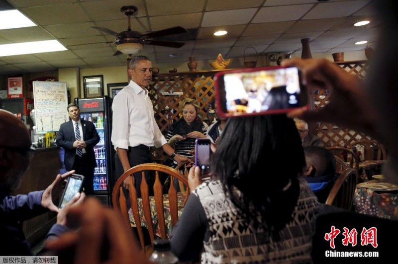 奥巴马到路易斯安那餐厅用餐 与民众热聊(高清图)