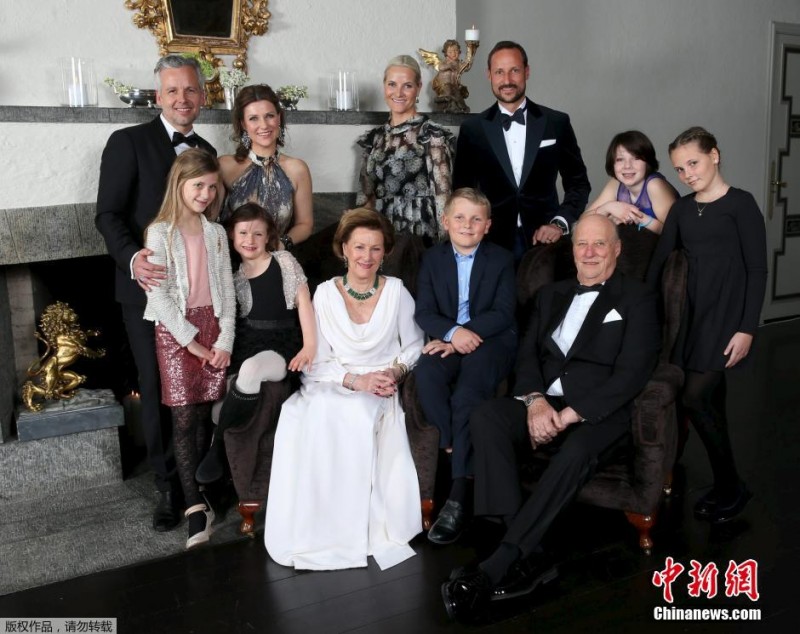 好大一家!挪威王室发全家福纪念国王加冕25周年