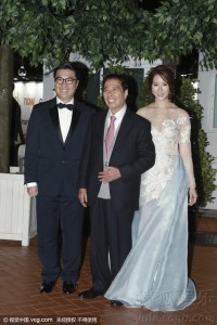 徐子淇低胸现身幼子百日宴 凑俩好字宣布封肚(图)