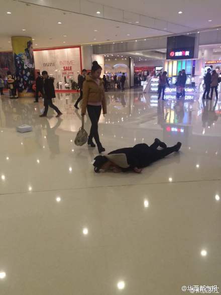 小情侣商场吵架 女子大喊"滚"男子便躺地打滚(图)