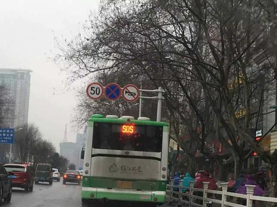 江苏镇江一公交车打出“SOS” 警方回应(图)