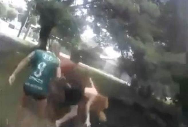 妇人仇恨值全开痛殴小三推下河 围观路人欢呼(视)