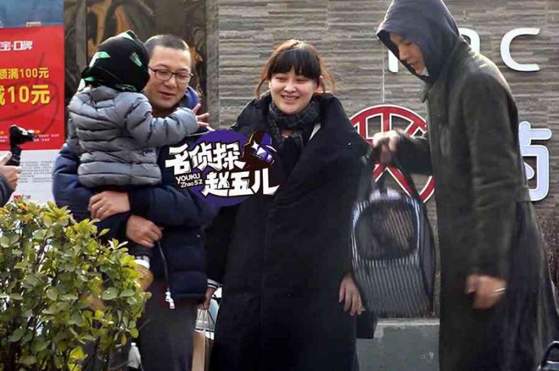 梅婷近照曝光:一家当街晒幸福 大女儿抛飞吻(图)