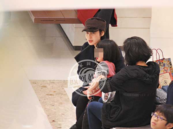 港媒曝44岁朱茵当街与老公吵架 带女儿转身就走