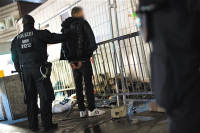 科隆性侵案嫌犯大喊:我是默克尔女士请来的(图)