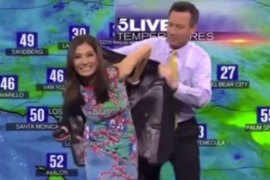 美女主播穿错衣服, 直播时竟发生尴尬一幕(组图)