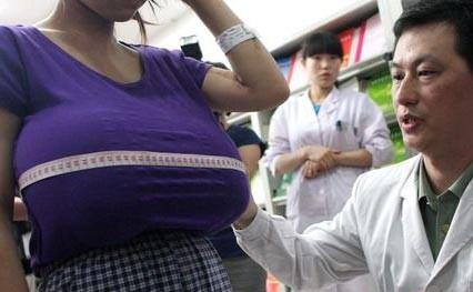 惊呆!女子隆胸13年后胸部突然充气 大如篮球(图)