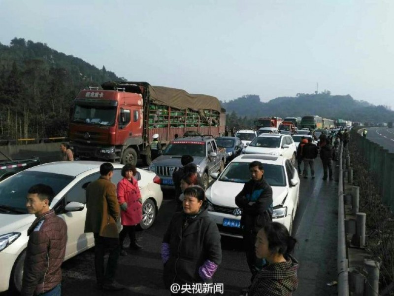 重庆高速发生38车连环车祸 事故范围长约1500米