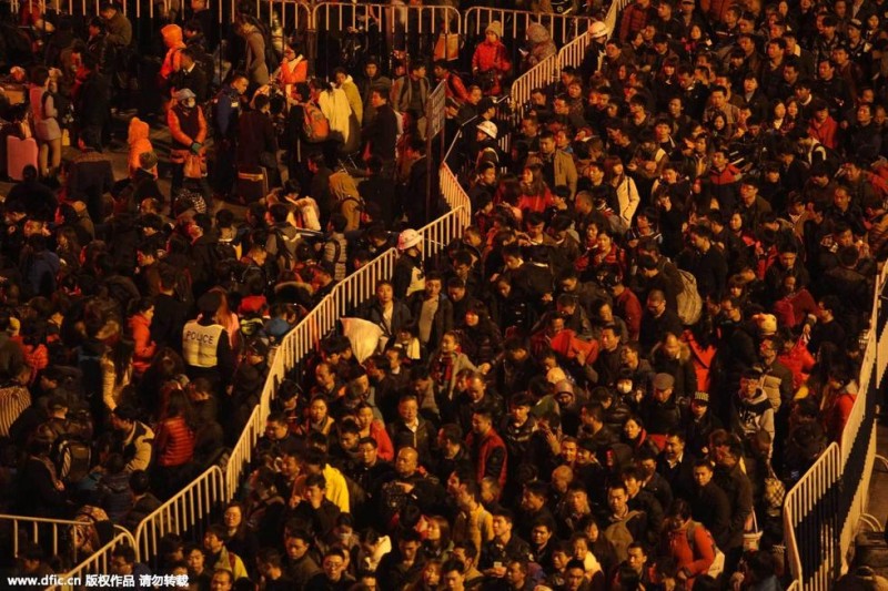 恐怖!广州火车站5万乘客滞留 人山人海…(组图)