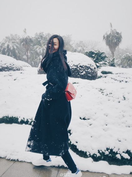 组图：刘雯笑在雪中间，美景配美人宛如一幅画