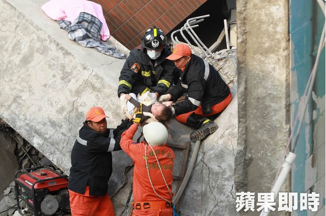 现场:台湾地震救援救出1名1岁幼童(高清组图)