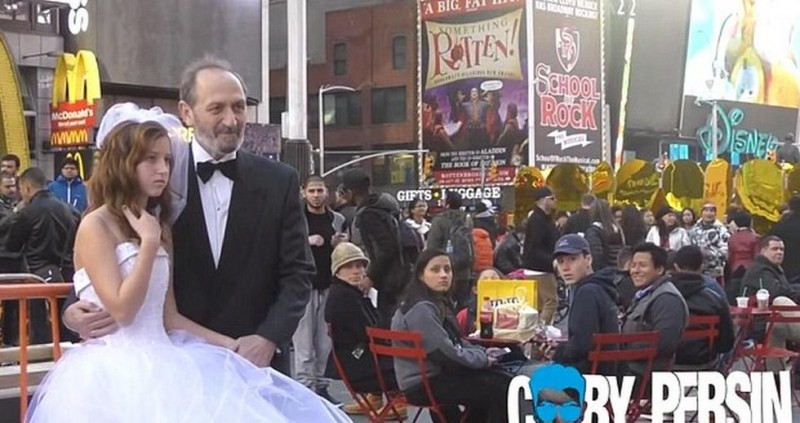 65岁男子与12岁少女街头举行假婚礼 测路人反应