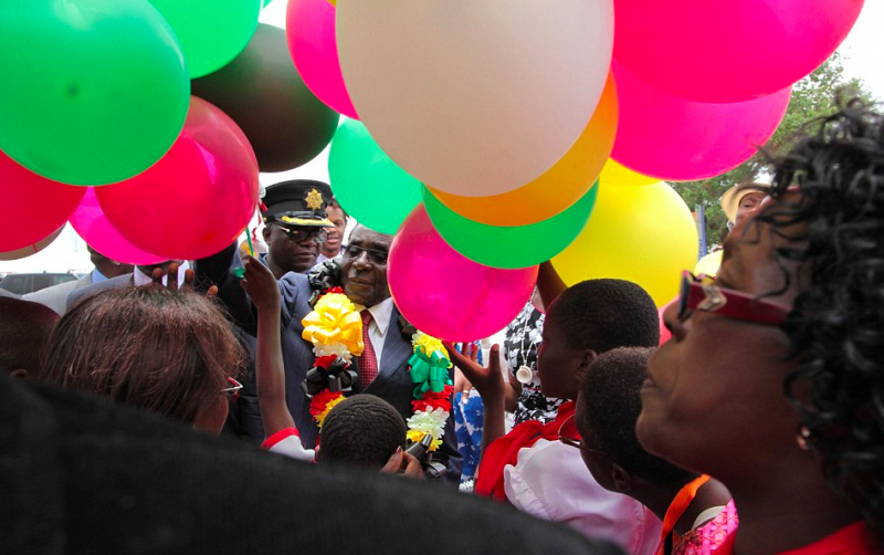 津巴布韦总统花数百万办92岁生日会 蛋糕重184斤