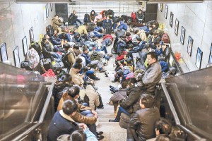 中国春运混乱 10万人滞留广州 京珠车龙10公里