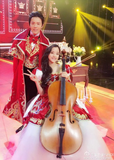 王子公主范儿!李云迪晒与欧阳娜娜合照贺新春