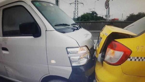 女司机撞车后坚持把车送给被撞者 称其没良心(图)