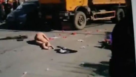 曝济南男大学生向教师表白遭拒 当街裸滚(组图)