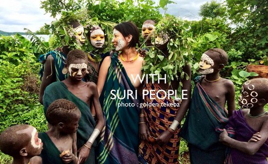 美女摄影师拍摄非洲裸体部落, 入乡随俗表示尊重