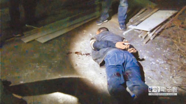 台湾警察打110报警:警车被上铐嫌犯开走了