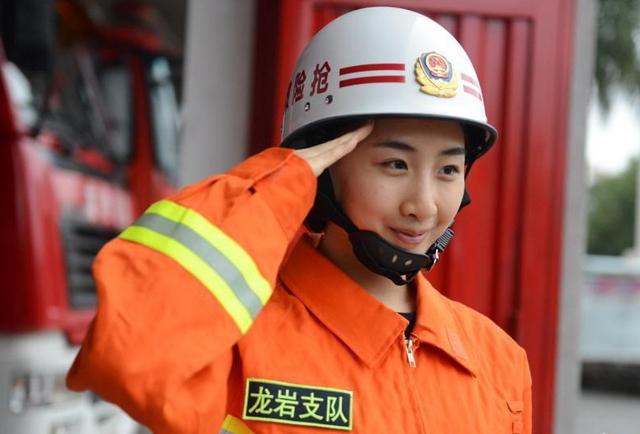 美女奥运冠军何雯娜 月薪只有2400?(组图)